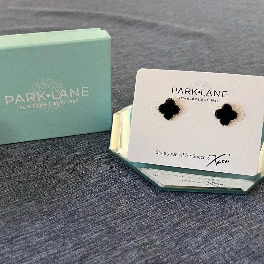 PARK LANE “Lana” EARRINGS Black & Gold Quatrefoil Studs NWT and Gift Box - Picture 6 of 6